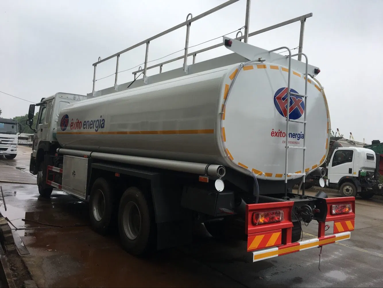 Factory Price Diesel Petrol Refueling Oil Transport Tanker Truck