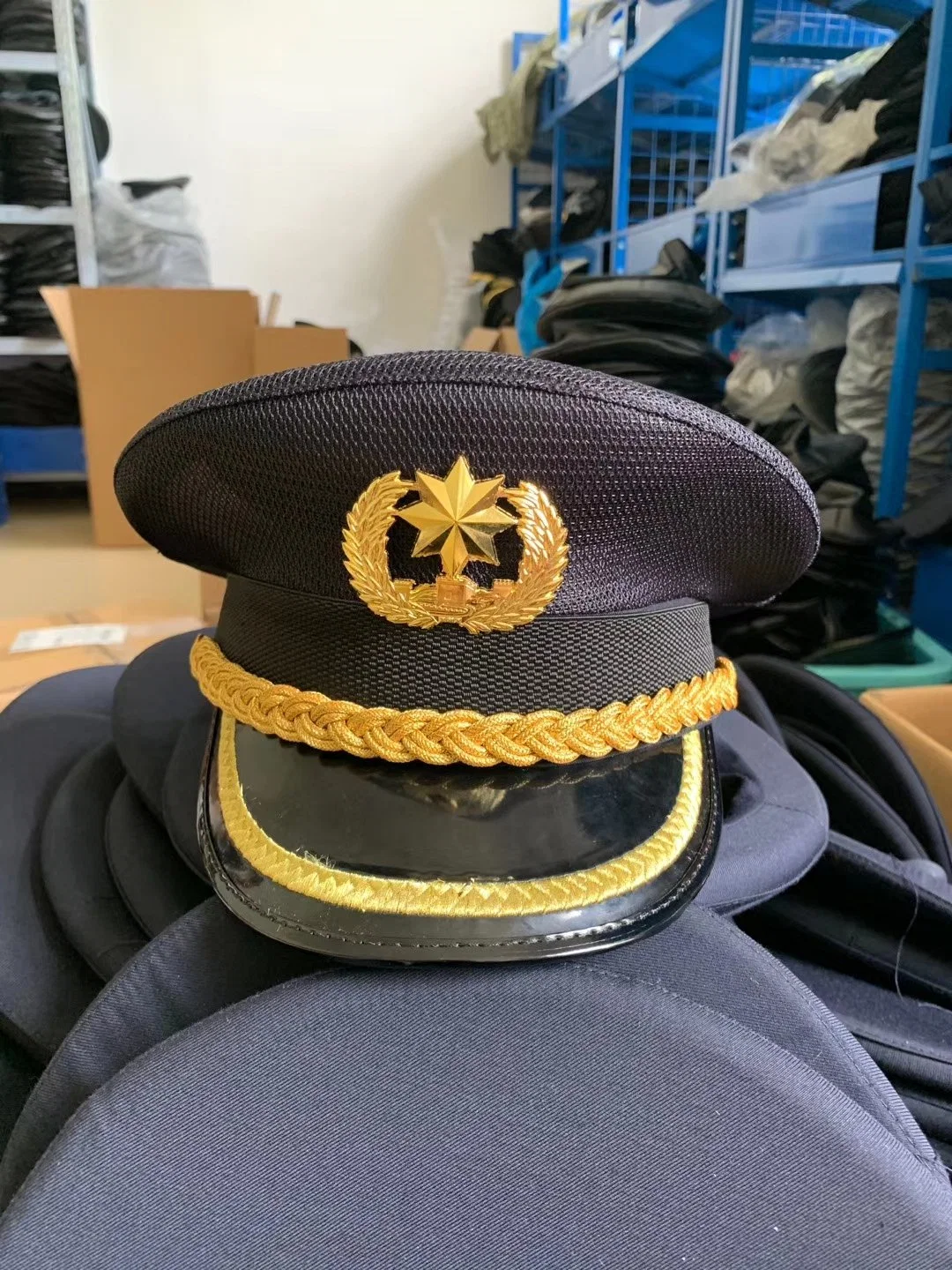 Estilo de las tropas de estilo de la policía de estilo militar con sombrero de ala