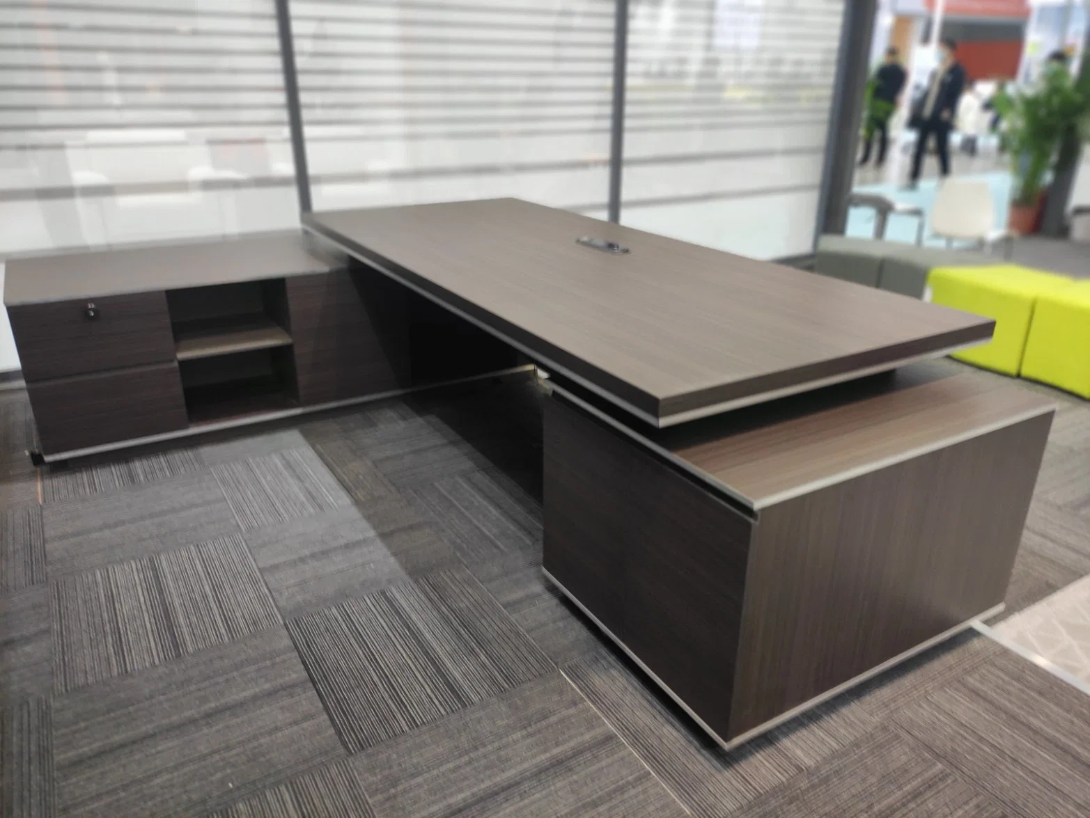 2023 Neues Design modernes Aluminium Luxus Melamin Holz Escritorio L Shape Management CEO Executive Office Furniture 2,8m 3,2m Big Office Schreibtisch