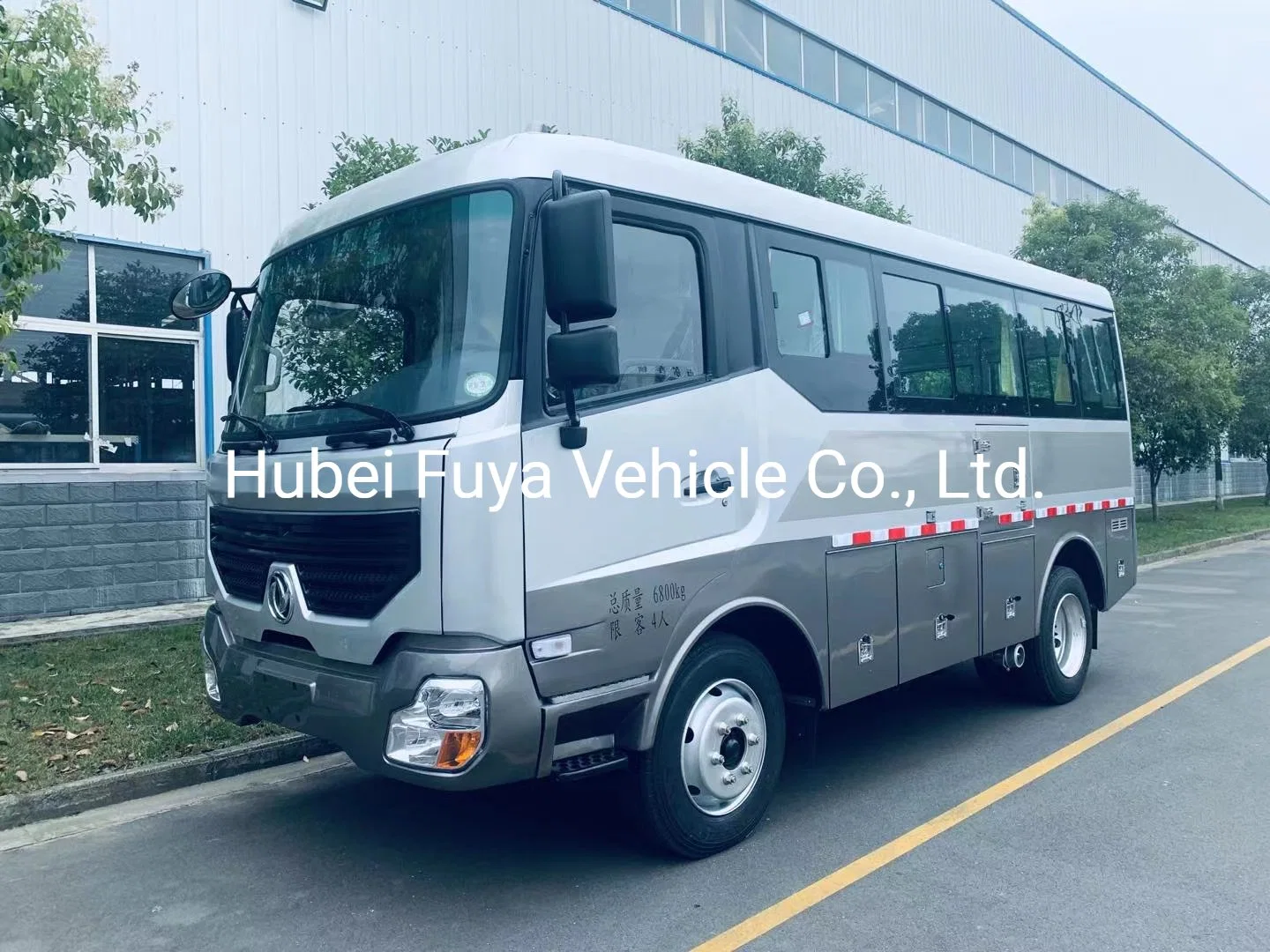 Dongfeng 4X4 6X4 Mining Using Worker Delivery Bus with Luggage Compartment