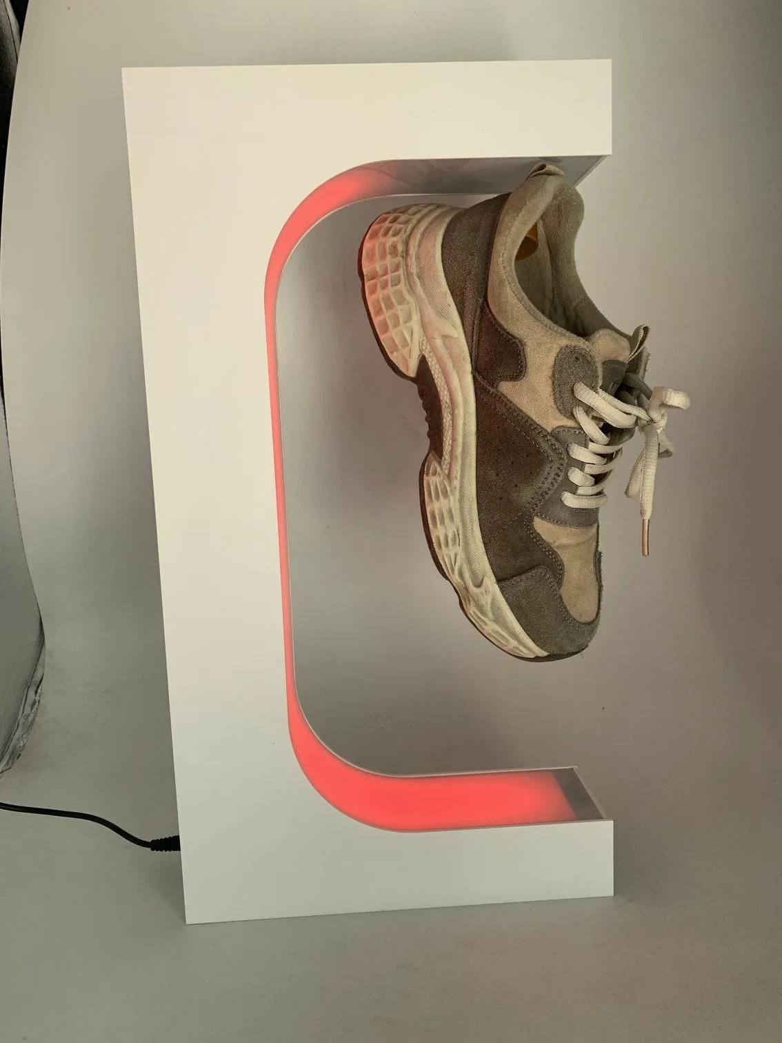 Soporte de sneaker con pantalla de zapata flotante y LED de colores Soporte giratorio ligero para la exposición publicitaria de colectores de zapatos