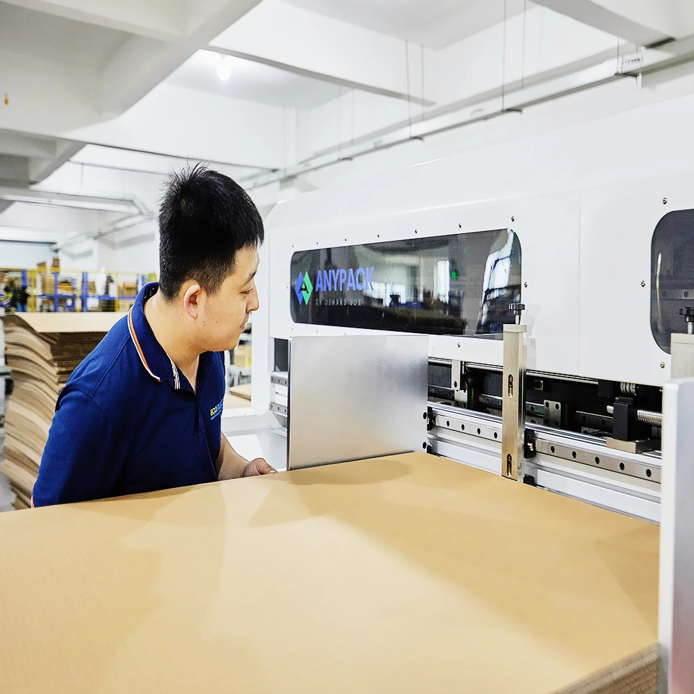 Machine de fabrication de carton ondulé en forme de Z pour la production à la demande de cartons utilisés pour les applications Amazon et Ebay.