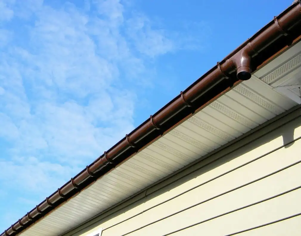 PVC-Fassia-Holzsoffit unter der Dachdecke