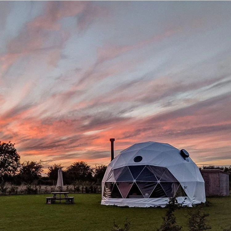 Tente de dôme de glamping de luxe pour événement publicitaire de fête de camping en plein air personnalisée.