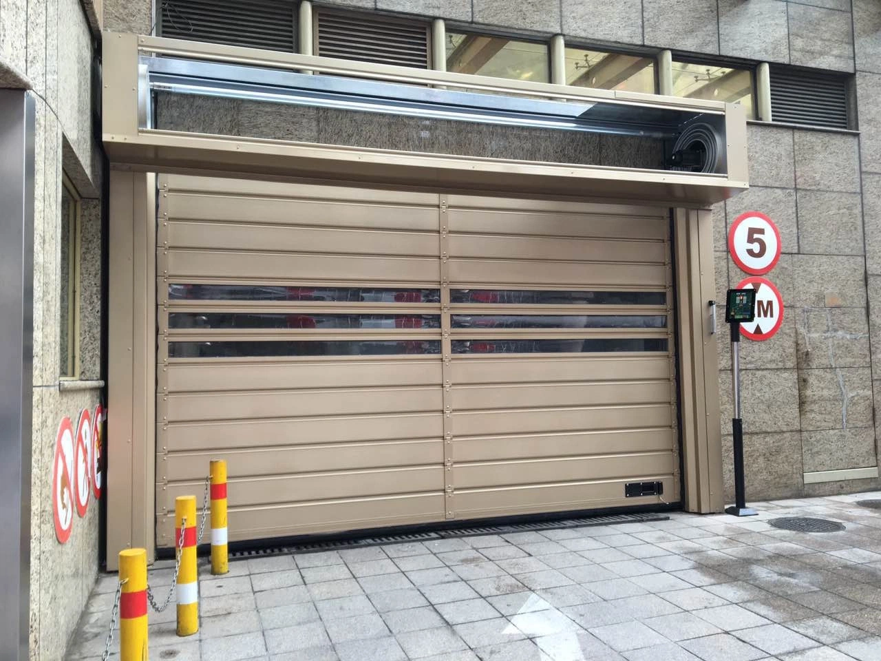 Porta de segurança em espiral de enrolamento rápido de alta velocidade em liga de alumínio automática para portas de garagem de armazém.