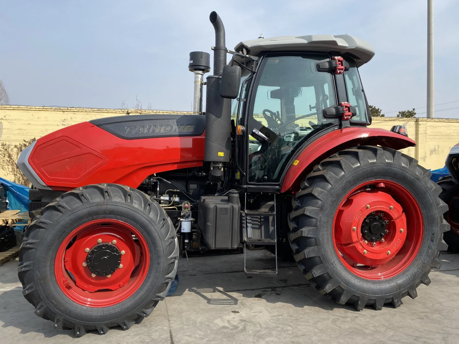 Nueva moda Precio barato 130HP 140HP 150CV 4WD máquina agrícola Tractor agrícola compacto