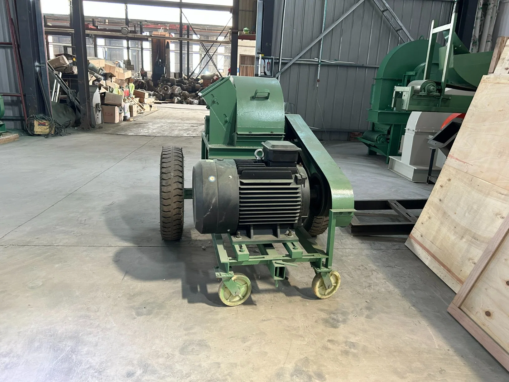 Broyeur électrique de bois, poids de 450 kg, machine à broyer les branches d'arbres et les coques de noix de coco.