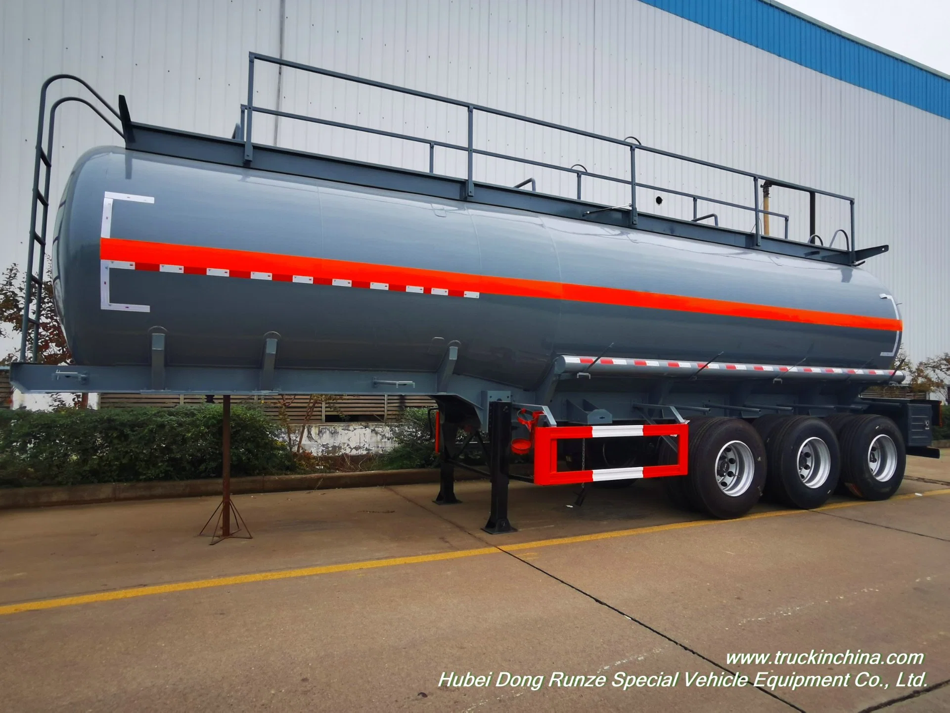 3 Axles 8500 Gallon Tanker Hydrochloric Acid Transport Tank Trailer Lined 16mm PE (L4BH 40Ton Air Rid Optional)