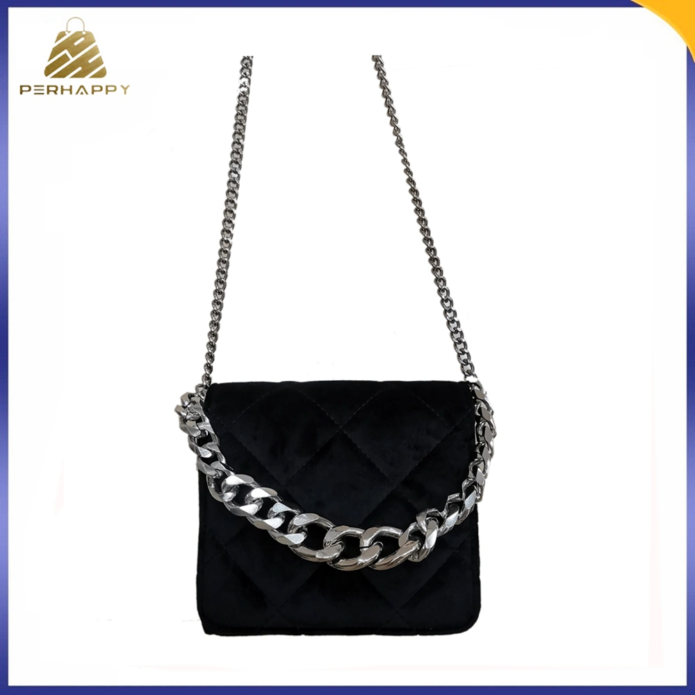 حقيبة كتف كلاسيكية باللون الأسود على شكل حقيبة Crossbody مع سلسلة معدنية مزدوجة
