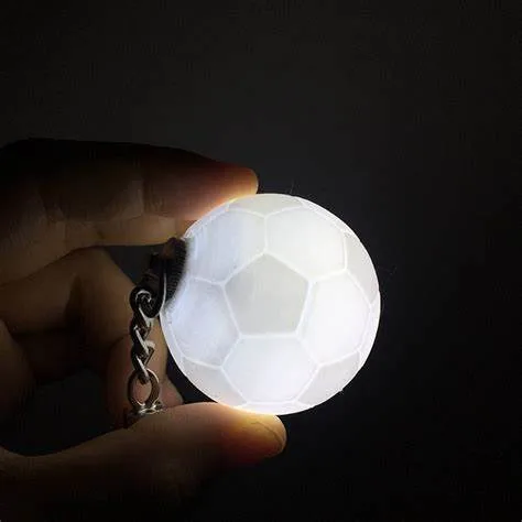 Cadeaux promotionnels en gros de porte-clés LED en verre rond gravé de balles de sport Terre en cristal coloré 3D porte-clés lumineux.