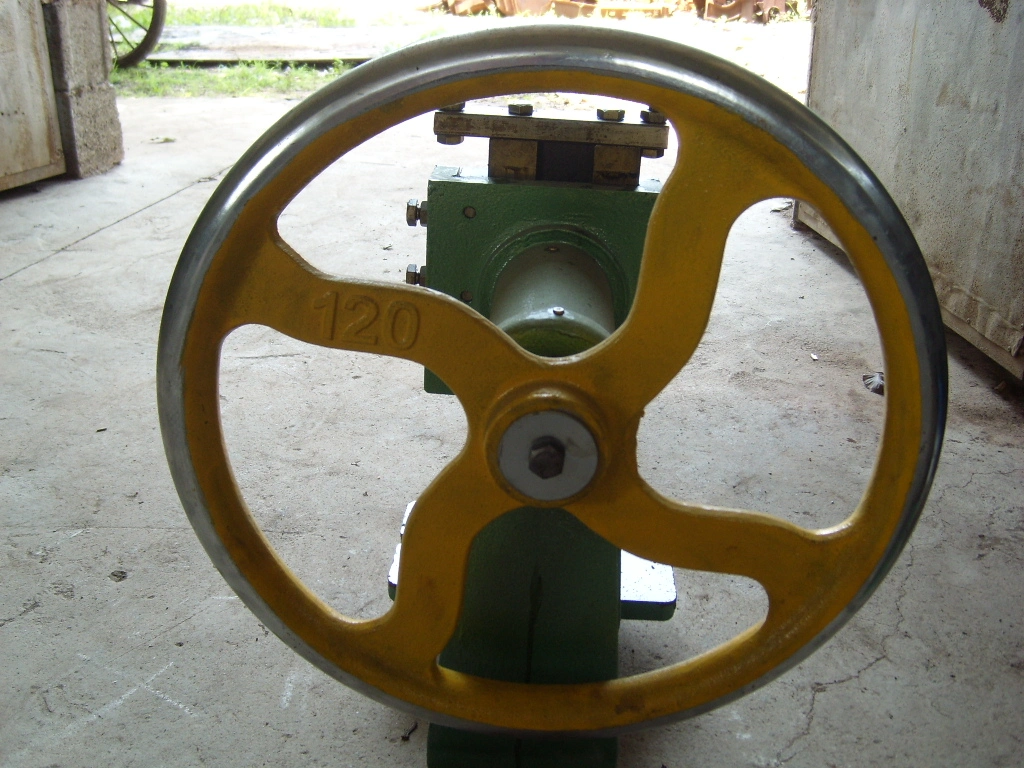 Presse à main pour la machine de découpe manuelle de perforation de rivetage