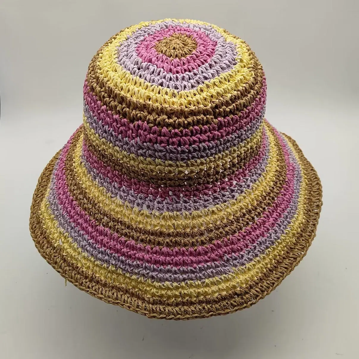 Le chapeau en paille fait main au crochet pour femmes est populaire en été.