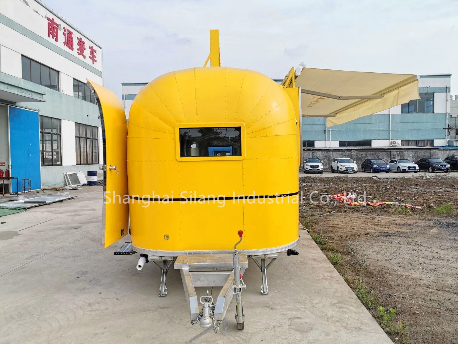 Yellow Airstream Pizza Waffles Mobile Fast Food Trailer Large Camping Airflow Truck