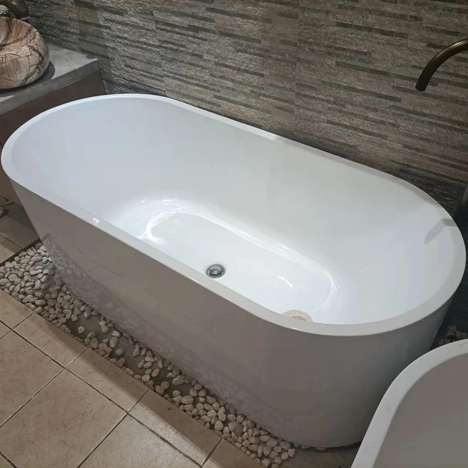 CE-Zulassung billig Acryl flache Badewanne Freizeit Badezimmer Ecke Freistehende Badewanne mit Aprensilenrock und Nische für Erwachsene