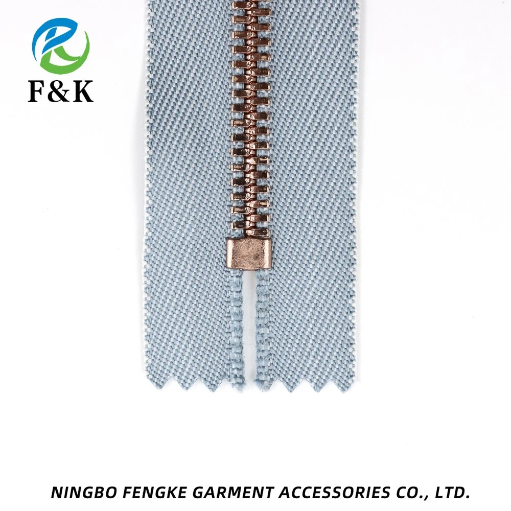 الملابس المخصصة المتقدمة الجودة العالية الجودة توريد البقع المتينة الملابس إكسسوارات معدنية Zipper Metal Zipper Open End Zipper WaterlProof Zipper Jeans الرمز البريدي