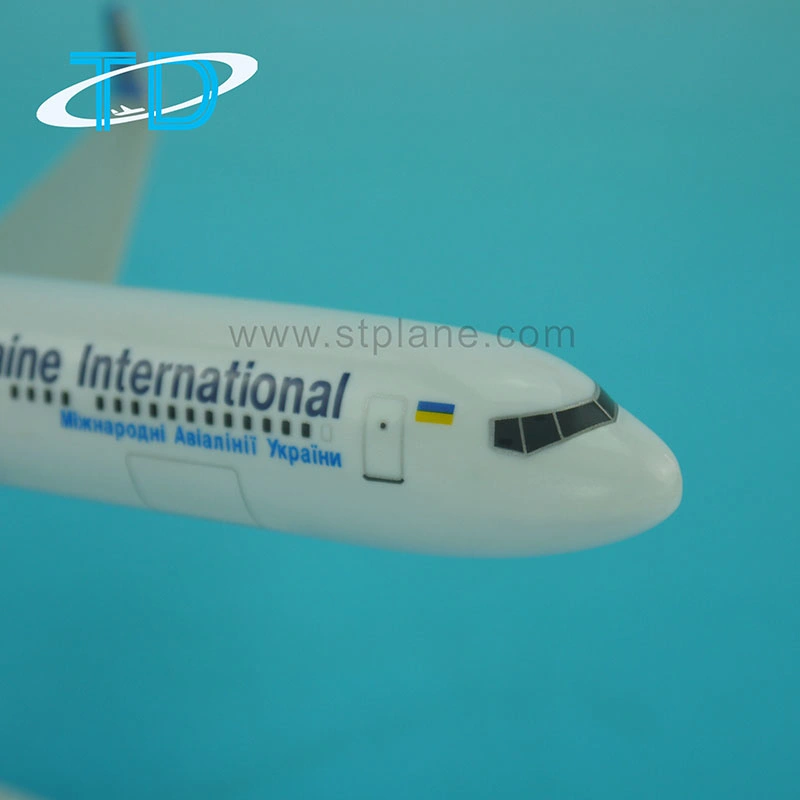 Boeing B767-300 Ukrainian Airlines 27cm 1 : Modèle 200 aéronefs d'affichage