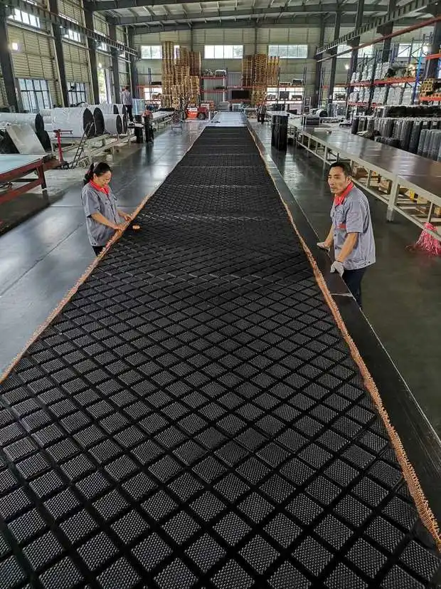 Negro de Caucho regenerado natural industrial, la estabilidad de la vaca alfombra de goma de inserción de tejido de la alfombrilla de goma