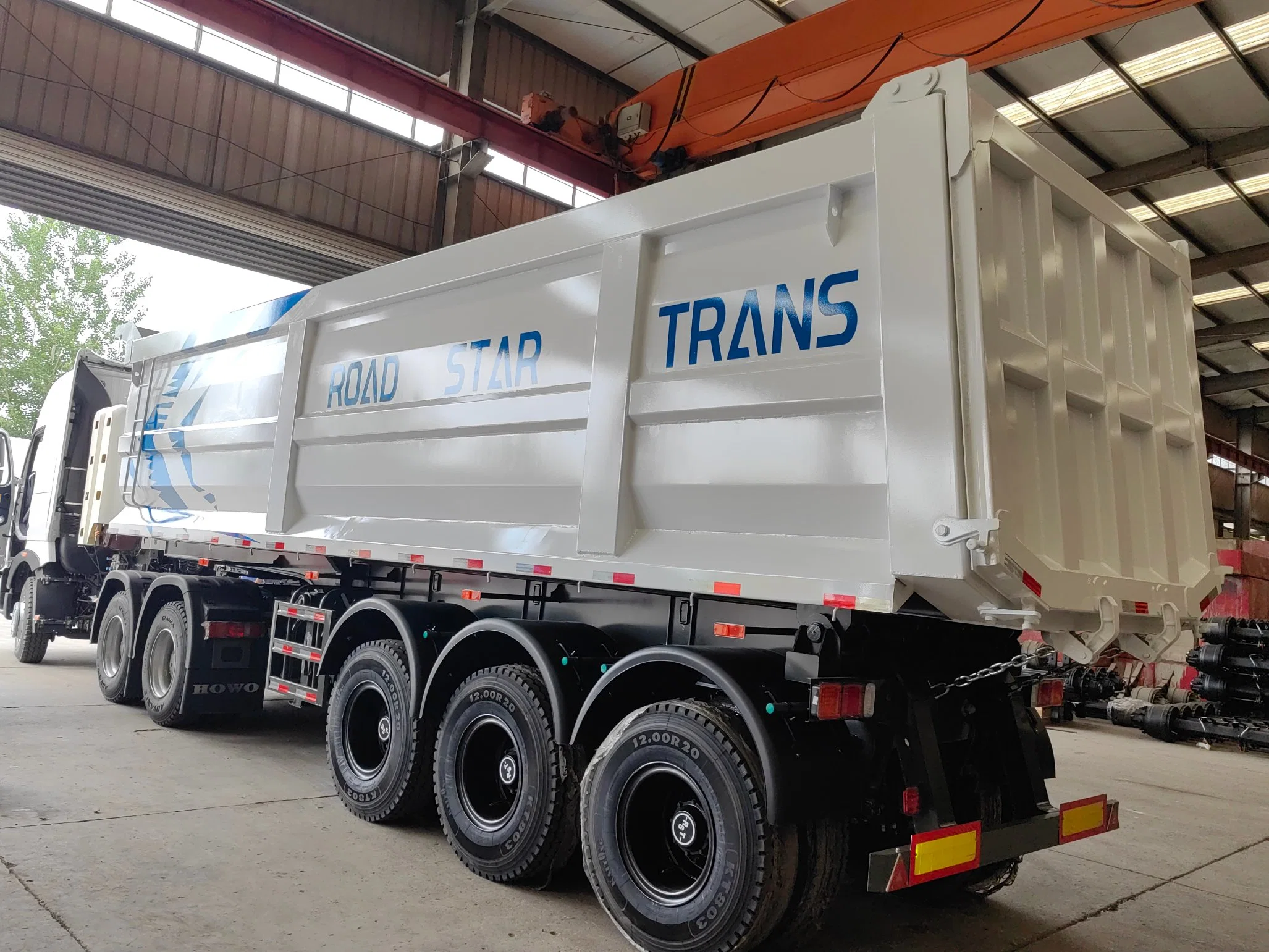 Truck and Trailer China Low Bed Truck Trailer Manufacturer 3 Axle 40ton Sinotruck Heavy Duty Mining Dump Tipper Semi Truck Trailer Semi-Trailer