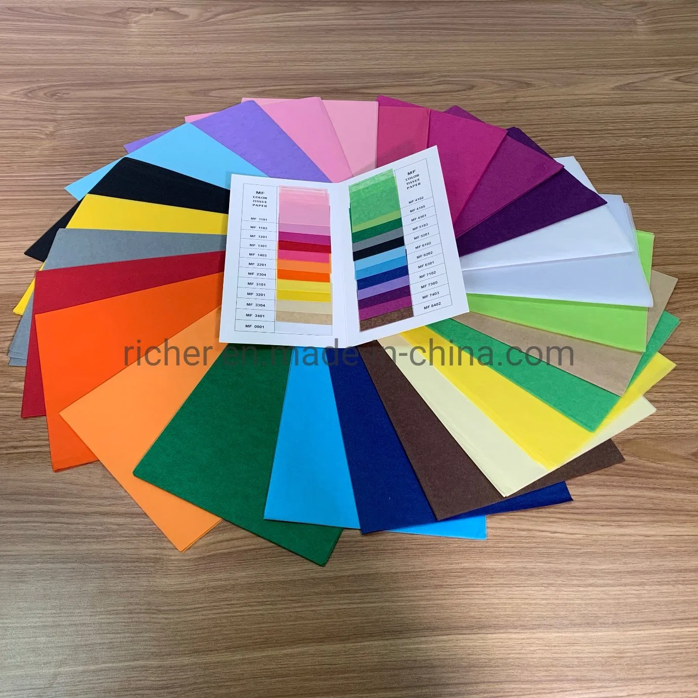 Du papier de soie colorée couleur unie pour l'emballage cadeau et décoration