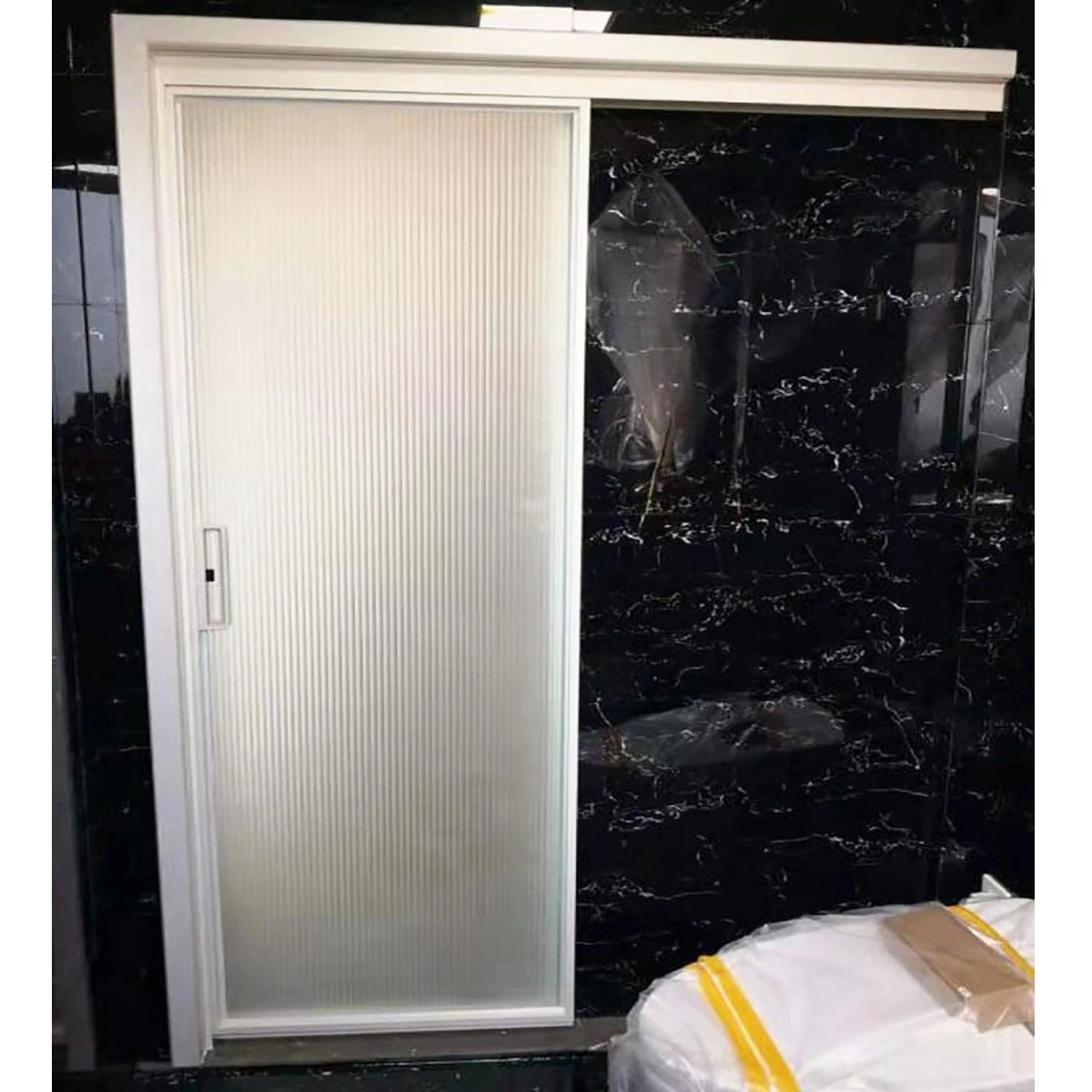 Baño de vidrio esmerilado de aluminio sin marco Precio de la puerta deslizante