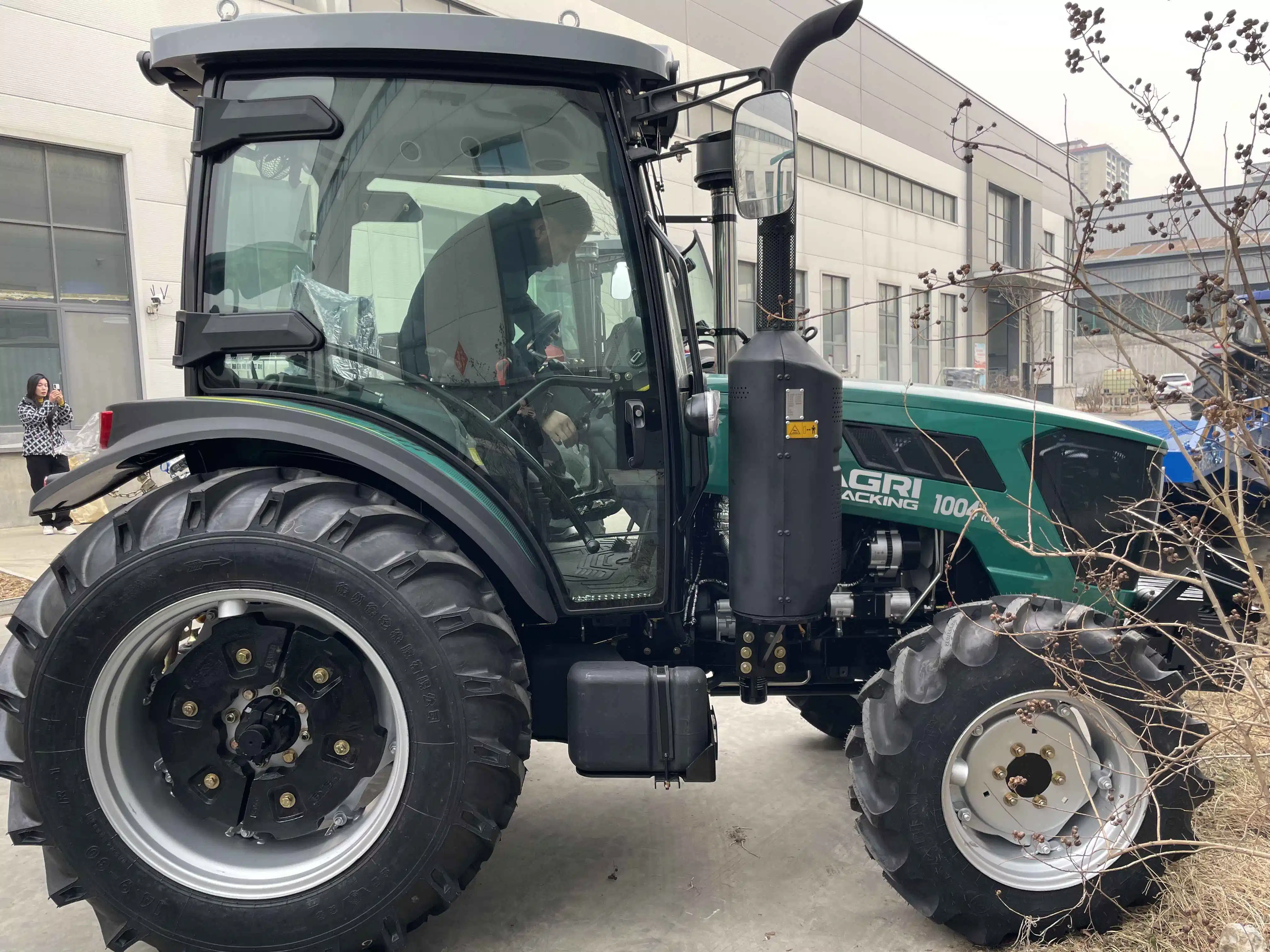 La Chine la vente de haute qualité de l'EPA ce nouveau 80HP 100HP HP 90 de la machinerie agricole tracteur agricole de roue