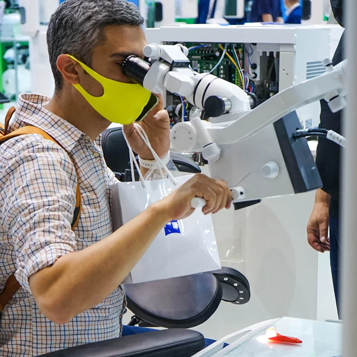 Microscopios quirúrgicos dental profesional con la fuente de luz LED brillante