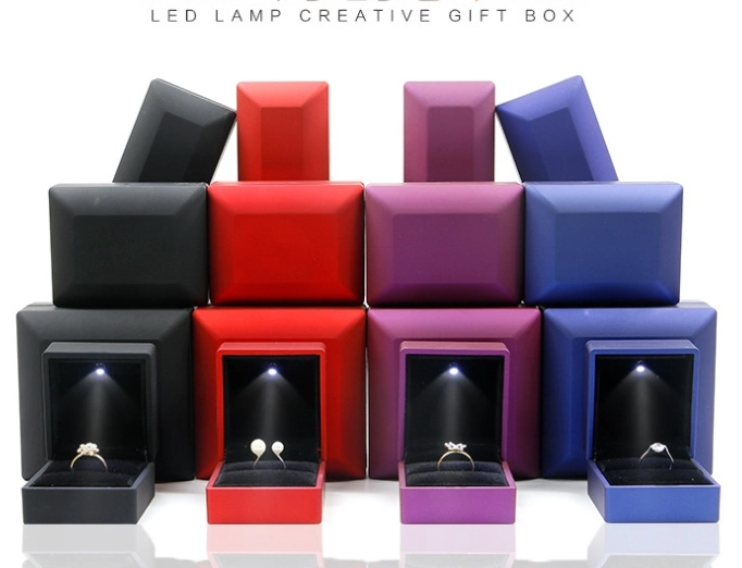 Proposta de luz LED Ring jóias pendente na caixa de embalagem