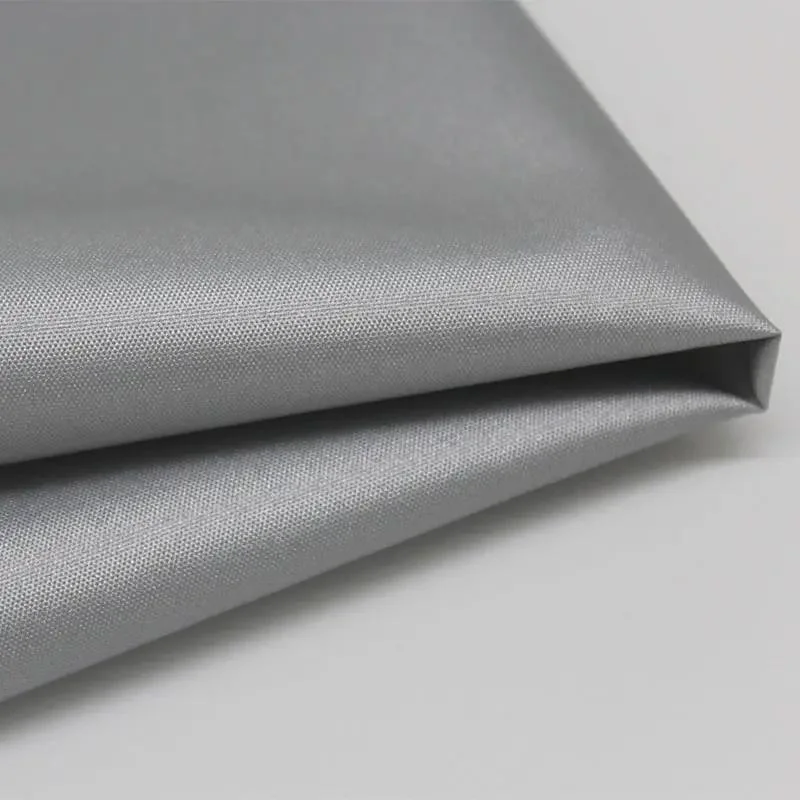 Tejido de revestimiento de plata de doble cara de poliéster 190t de tafetán negro cubierta de coche de tela de Química de cortina