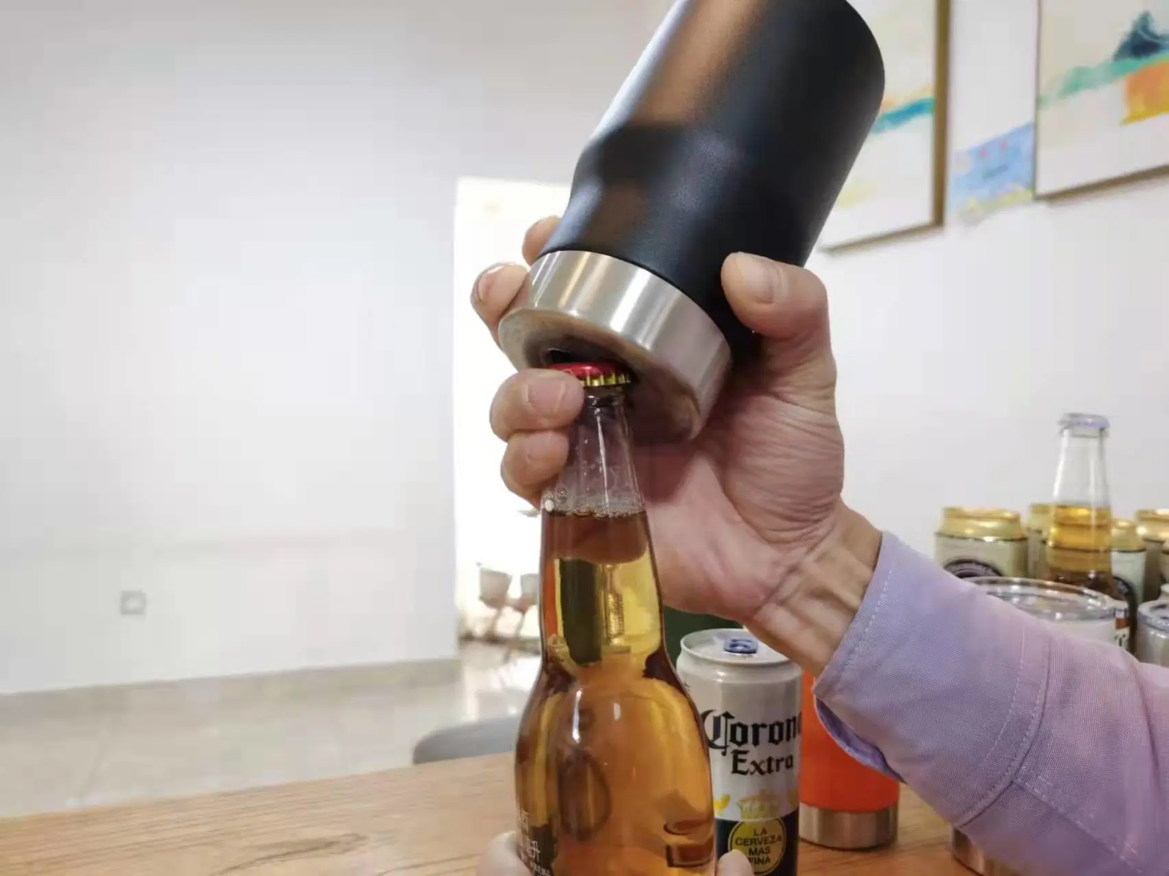 Nouvelle canette de refroidisseur sous vide en acier inoxydable 304 de 14 oz avec ouvre-bouteille intégré au fond, facile pour ouvrir la bouteille de bière avec deux capuchons.