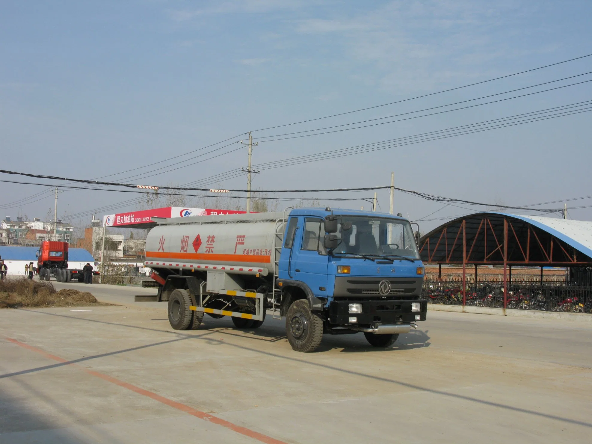 7ton 8ton 9ton Dieseltank für Benzinöl 12000L Kraftstofftank LKW 12m3 Öltanker mit Spender