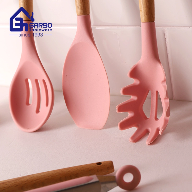 11PCS Ensemble de cuisine en nylon de couleur rose avec poignées en bois Outils de cuisson sûrs pour les aliments pour une utilisation en cuisine.