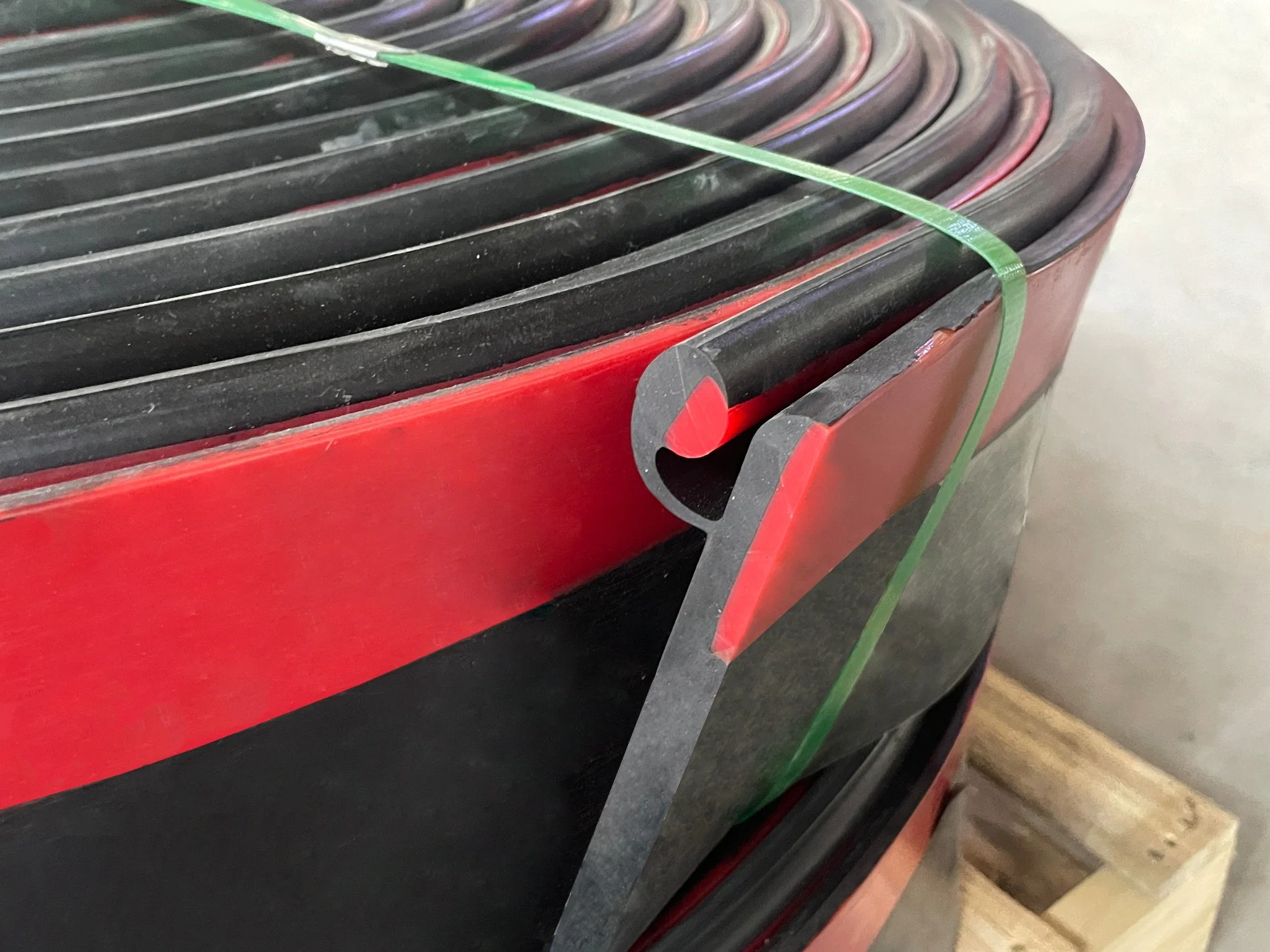 Outdoor Conveyor Skirt Board Rubber Sheet Black Sealing Side Skirt