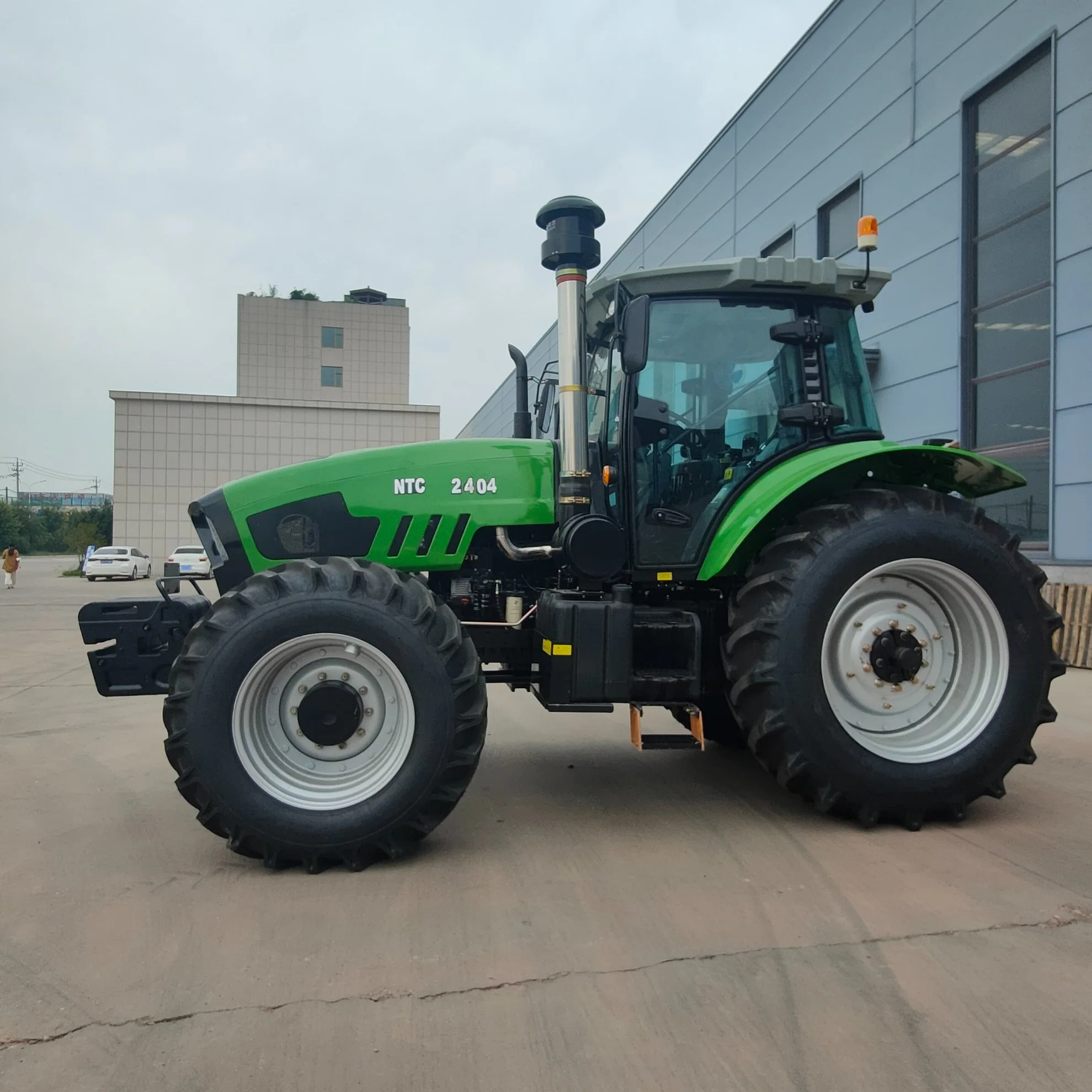 240HP 4X4 Compact Wheel Tractors Agricultural Machinery Hot Sale