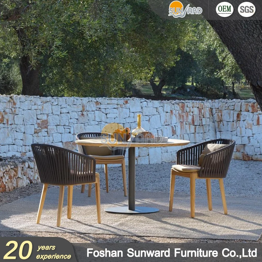 Personalização moderna Outdoor Home Resort Hotel Restaurant Furniture Aluminium Teak Conjunto de cadeiras de jantar entrançadas com corda de madeira e mesa