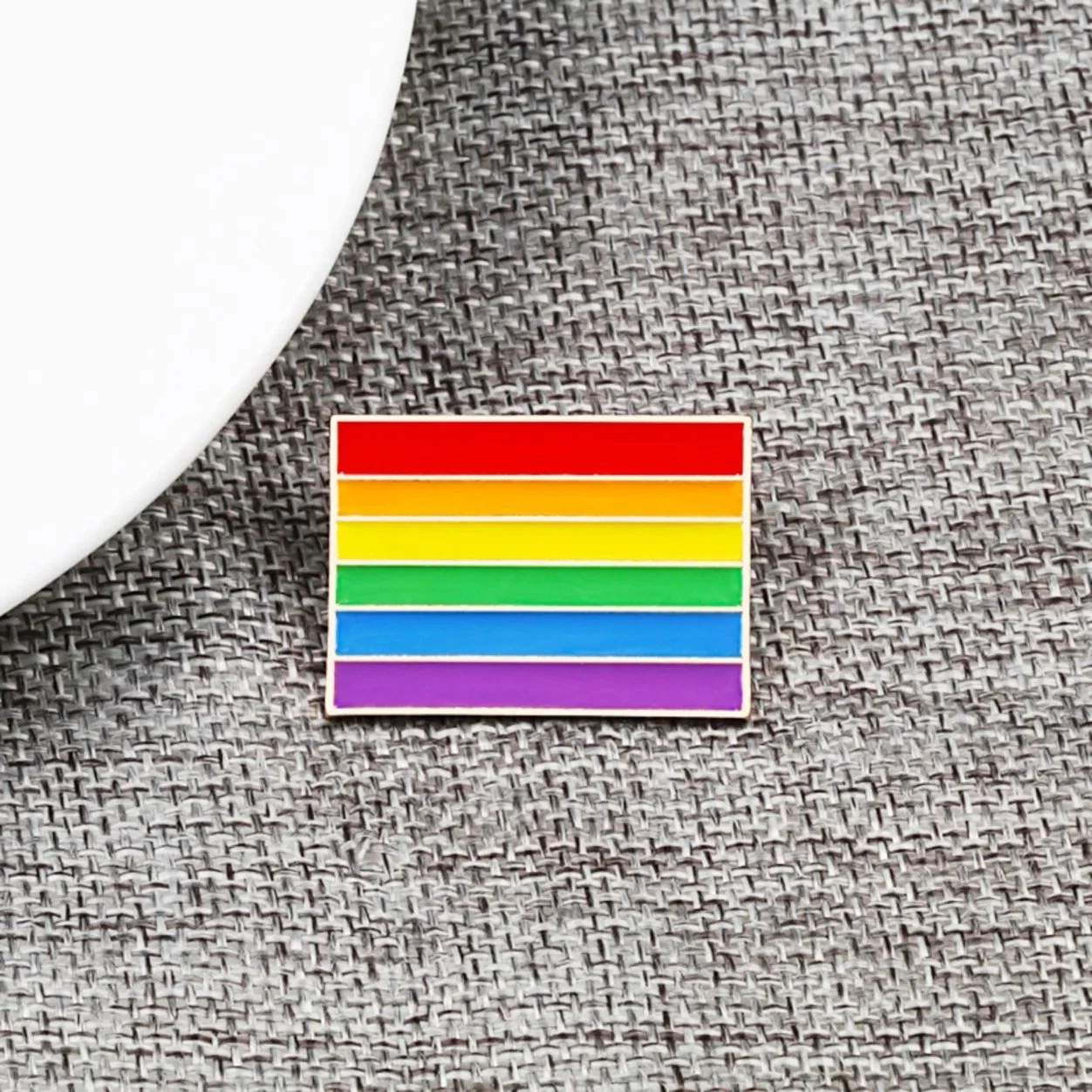 Diseño personalizado Venta caliente mes de junio de orgullo la bandera arco iris apoyo Lgbt esmalte llena un diseño personalizado insignia de solapa forma de logotipo distintivo de aleación de zinc