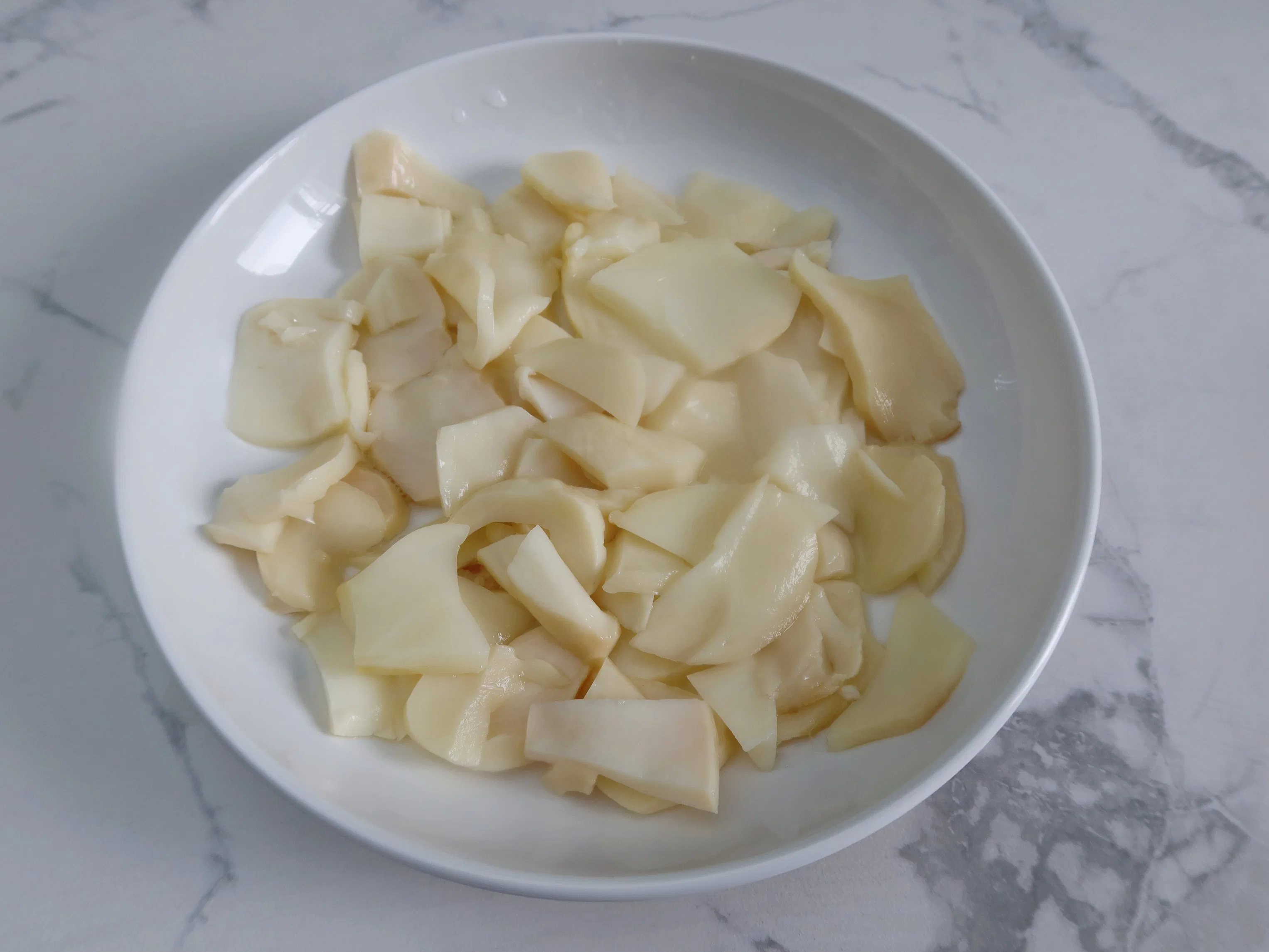 Los alimentos enlatados seta ostra tajada con el color blanco