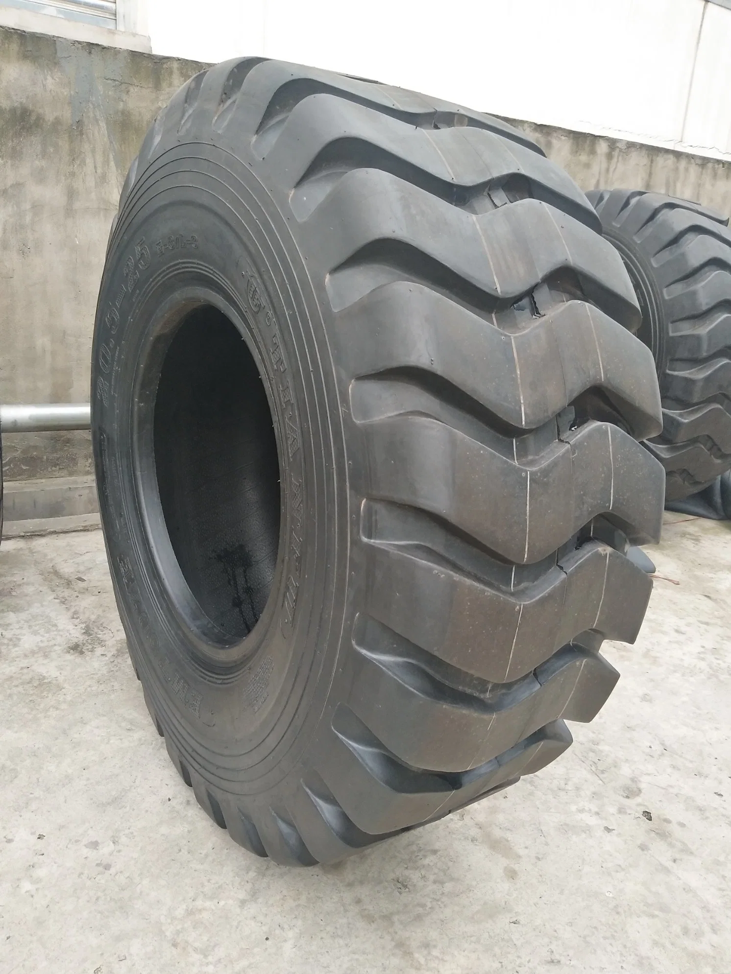 E3/L3 Bias Loader Earthmover 17.5-25, 20.5-25, 23.5-25, 26.5-25 OTR Tyre