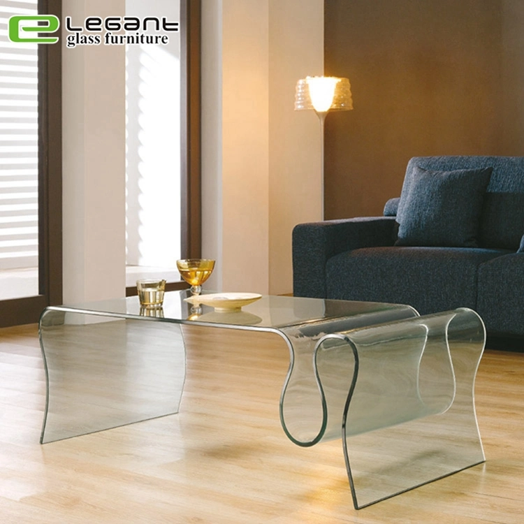 Table basse en verre courbé ondulé de style moderne.