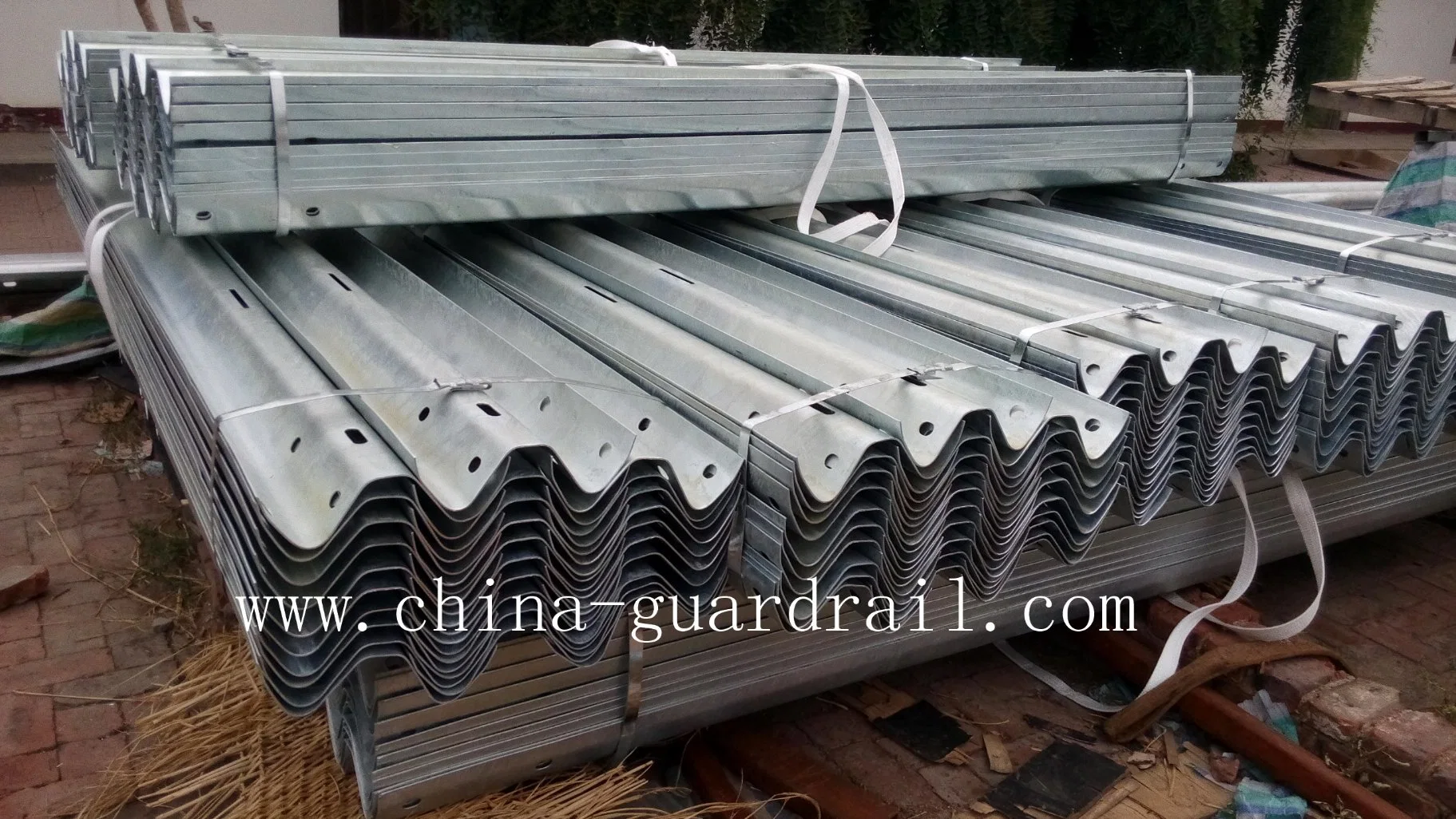 Thrie Wave Beam Guardrail Roadway Safety Barriers