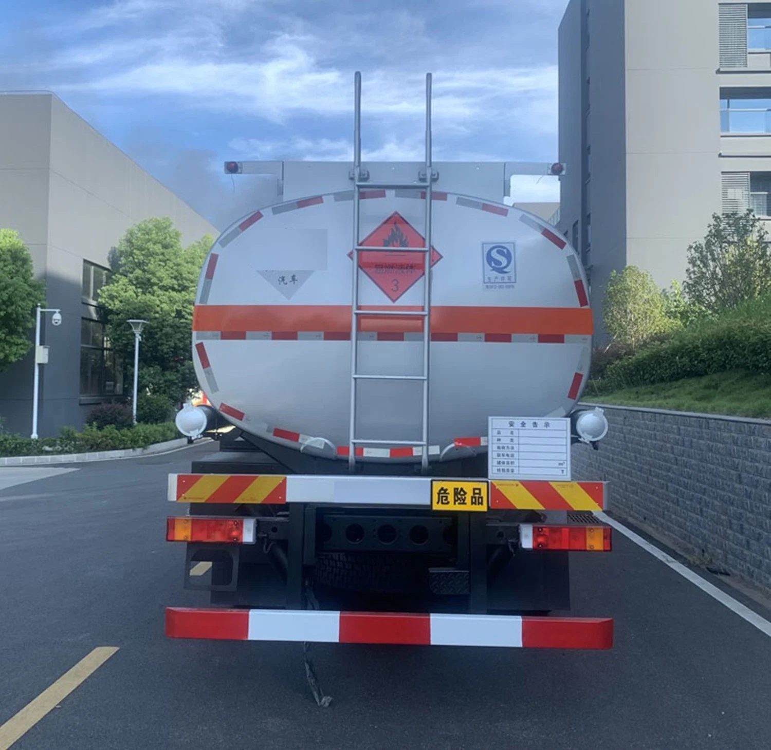 Dongfeng 6X4 Capacity 20000-26000 Liters Natural Gas Diesel Oil Tank Truck