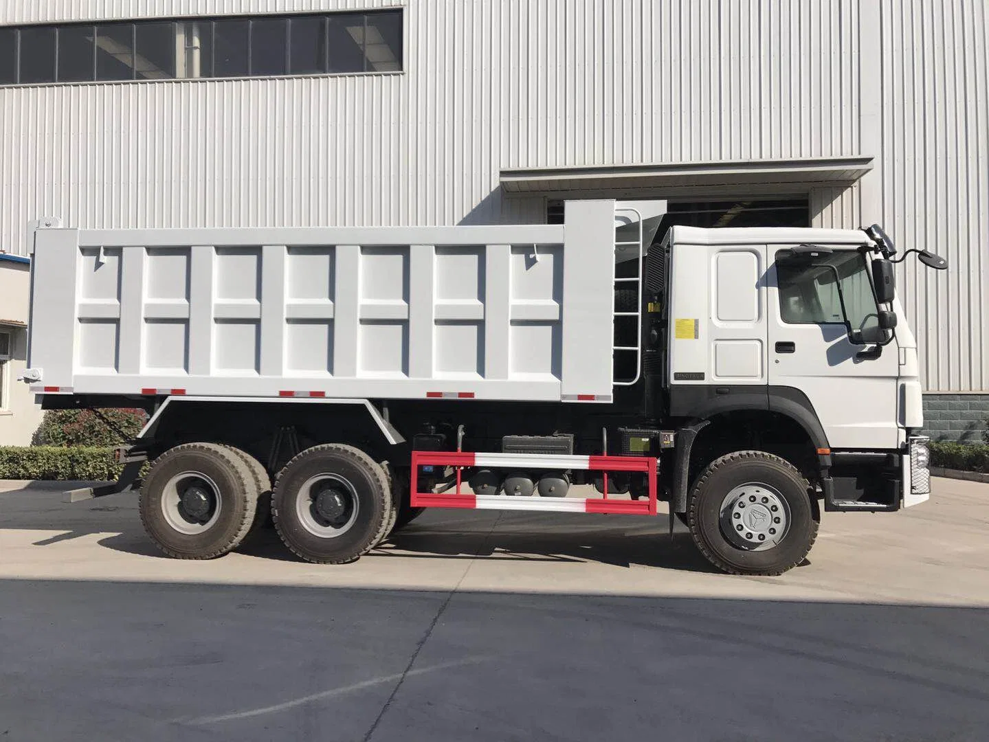 العلامة التجارية الصينية الشعبية Sinotruck HOWO 4X2 6X4 8X4 شاحنة Dumper بسعر جيد