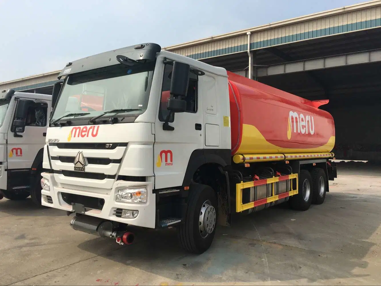 Sinotruk HOWO 6X4 Diesel Petrol Refueling Oil Tanker