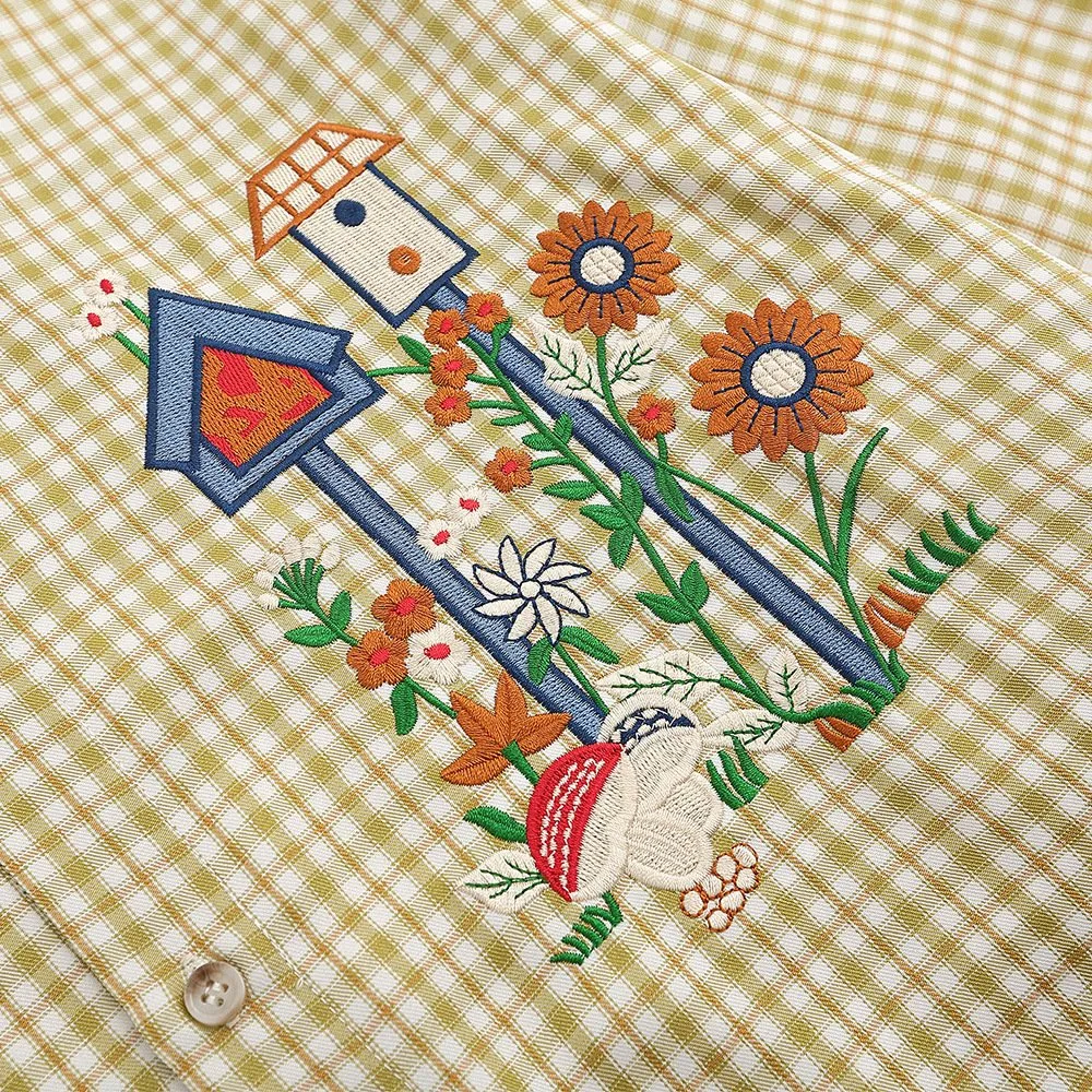 Fleur de broderie de bande dessinée OEM Manche longue Hommes Ins lâche de la rue le contraste des couleurs boutonnière mince occasionnel Shirt/enduire/Top/Vêtements/vêtement