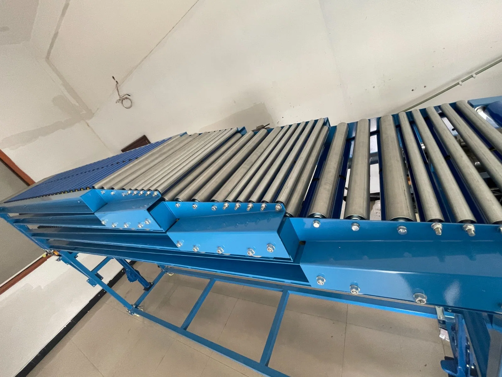 Gravity Unloading Conveyor Load Unload Loader Unloader Roller Conveyor Vehicle Unloading Conveyor Without Power Adjustable Cylinder Line Roller Conveyor