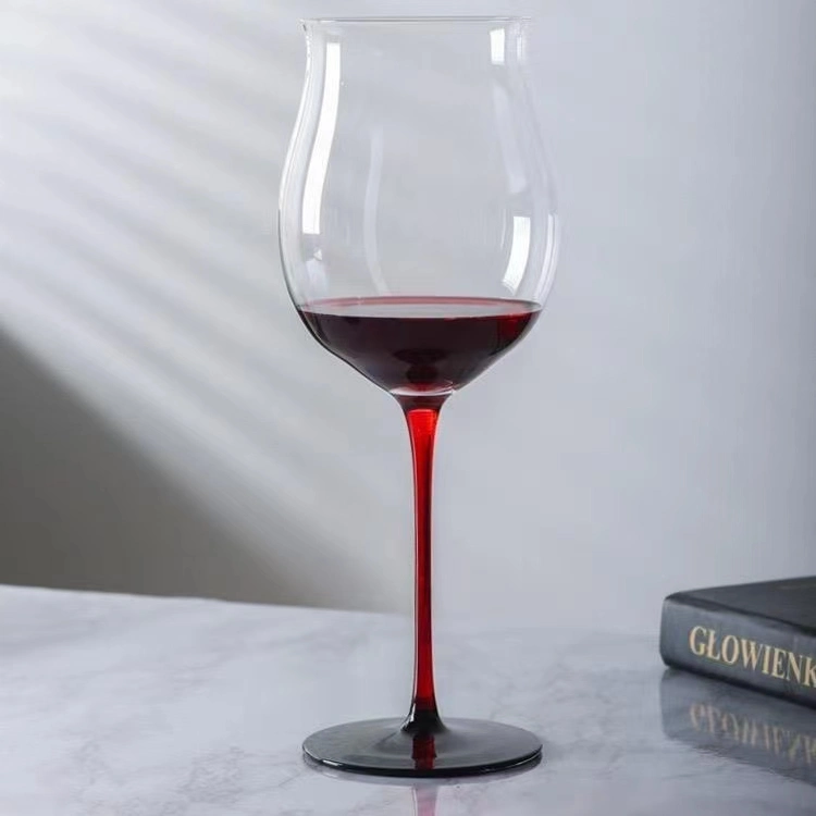 كأس نبيذ كريستال جلاس أحمر بلوري خالٍ من الرصاص سعة 1000 مل مع قاعدة سوداء و أرجل حمراء و [بلّي]