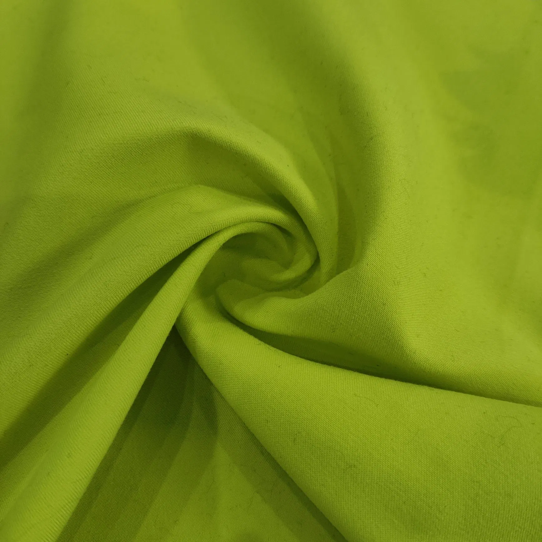 Twill en microfibre unie vert 13-0645tcx 100% polyester pour camisole femme.