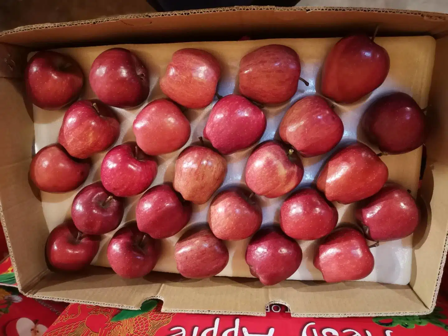 Frischer roter Apfel mit schöner Qualität