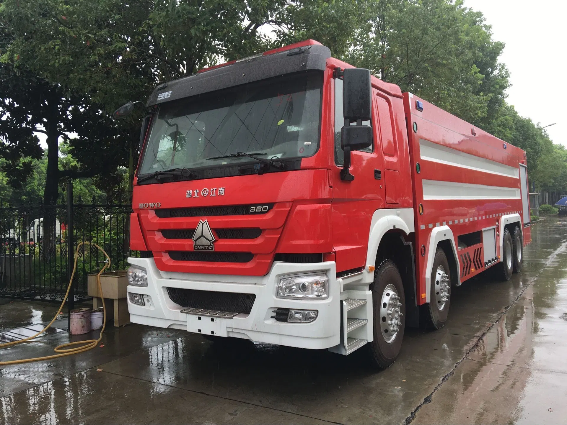 Fabricante Clw 25t de espuma de agua de cisterna de Bomberos de Mercedes-Benz Camión 8X4 camiones de bomberos del Aeropuerto Arff