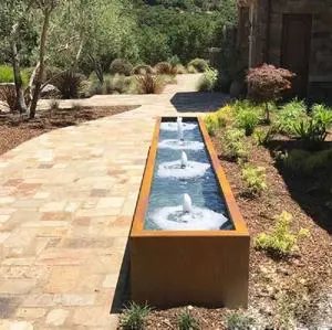 Fonte de água quadrada em aço corten com luzes LED.