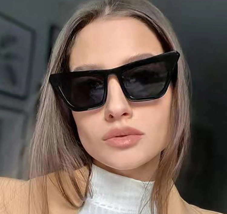 Venda a quente Atacado óculos de sol baratos coloridos lentes UV400 Cat Óculos de sol Eye Shades Trendy Fashion Women 2022